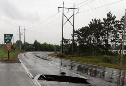 Un sofer a avut parte de socul vietii dupa ce a plonjat cu masina intr-o groapa de pe autostrada