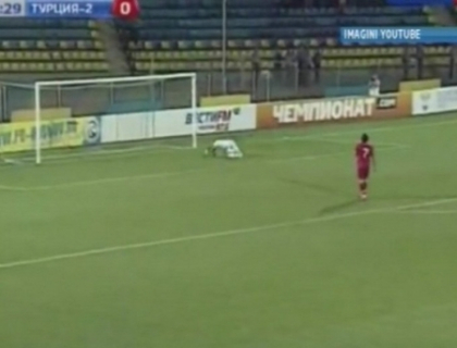 Gol ciudat in Rusia. A impins balonul cu capul dupa ce s-a trantit la pamant Gol ciudat in Rusia. A impins balonul cu capul dupa ce s-a trantit la pamant