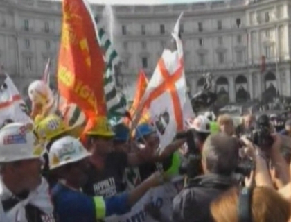 Proteste violente in Sardinia. Sute de angajati ai unei fabrici au blocat intrarea in Ministerul italian al Economiei