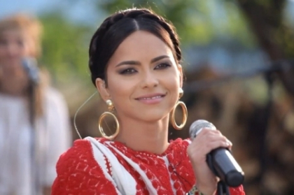 Inna, in curtea bunicii la tara, imbracata in haine populare! Vezi videoclipul filmat pentru noul single