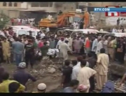 "Sareau pe geam pentru a se salva". 280 de morti intr-un incendiu devastator la o fabrica din Pakistan