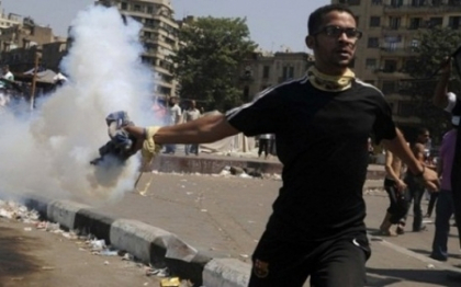 Un manifestant a murit si 53 de politisti au fost raniti in violentele antiamericane din Cairo