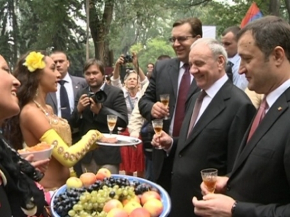 Filat, Timofti si Lupu, impreuna la Festivalul Etniilor. Cu ce i-au servit minoritatile nationale pe oficiali Filat, Timofti si Lupu, impreuna la Festivalul Etniilor. Cu ce i-au servit minoritatile nationale pe oficiali