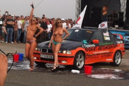 Masini si femei frumoase la cursa BMW-urilor. Doua stripteuze topless au spalat o masina Masini si femei frumoase la cursa BMW-urilor. Doua stripteuze topless au spalat o masina