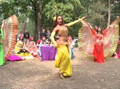 Amalgam de cultura si traditii in centrul capitalei. Gradina Publica s-a incins la propriu Amalgam de cultura si traditii in centrul capitalei. Gradina Publica s-a incins la propriu