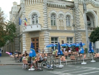 Au iesit la plimbari si au baut bere chiar in fata Primariei. Zona pietonala, plina de oameni Au iesit la plimbari si au baut bere chiar in fata Primariei. Zona pietonala, plina de oameni