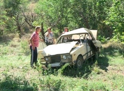 Un copil a supravietuit miraculos dupa ce masina in care se afla s-a izbit de un copac. Bunicul, mort pe loc Un copil a supravietuit miraculos dupa ce masina in care se afla s-a izbit de un copac. Bunicul, mort pe loc