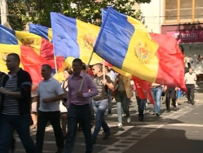 Anti-protest in centrul capitalei! PSD a iesit cu steaguri in strada Anti-protest in centrul capitalei! PSD a iesit cu steaguri in strada