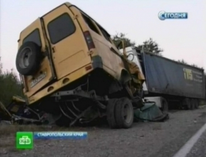 De la nunta, in mormant. 10 morti in Rusia dupa ce un microbuz s-a izbit de un camion