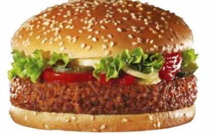 FOTO. Ce a gasit in sandvis un barbat care isi cumparase un burger de pui la un restaurant fast-food