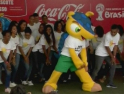 Tatu Bola a jucat fotbal cu spectatorii! Asta e mascota Campionatului Mondial din 2014 Tatu Bola a jucat fotbal cu spectatorii! Asta e mascota Campionatului Mondial din 2014