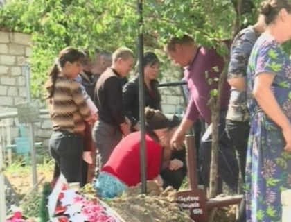 Femeia incurcata la morga spitalului din Straseni a fost inmormantata azi. Medicii, nevinovati? Femeia incurcata la morga spitalului din Straseni a fost inmormantata azi. Medicii, nevinovati?