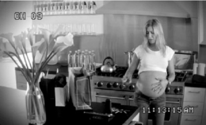 Jennifer Aniston, insarcinata!? Ok, de fapt nu e insarcinata, asa apare intr-o reclama. Dar sa vedeti ce reclama Jennifer Aniston, insarcinata!? Ok, de fapt nu e insarcinata, asa apare intr-o reclama. Dar sa vedeti ce reclama
