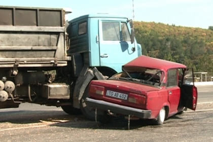 Masina strivita de un camion in apropiere de Peresecina! Un barbat a ajuns la spital. VIDEO Masina strivita de un camion in apropiere de Peresecina! Un barbat a ajuns la spital. VIDEO