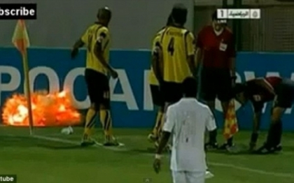 VIDEO. Momente de groaza pe stadion, in timpul unui meci de fotbal. O grenada a explodat pe teren VIDEO. Momente de groaza pe stadion, in timpul unui meci de fotbal. O grenada a explodat pe teren