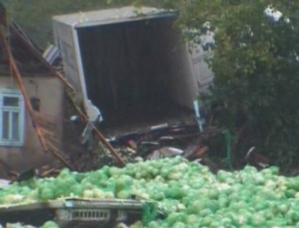 Un TIR incarcat cu varza a facut prapad la Troita Noua! O casa distrusa si 150 de locuinte fara gaz Un TIR incarcat cu varza a facut prapad la Troita Noua! O casa distrusa si 150 de locuinte fara gaz