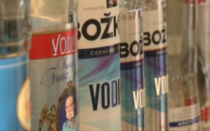 Cehia interzice exporturile de alcool, dupa ce 23 de oameni au murit. Ce declara autoritatile