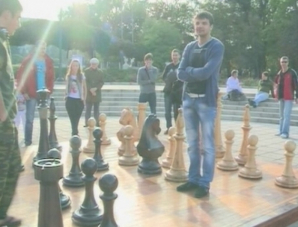 Numai in Moldova se poate intampla! Caii de pe tabla de sah din scuarul catedralei, FURATI! Numai in Moldova se poate intampla! Caii de pe tabla de sah din scuarul catedralei, FURATI!