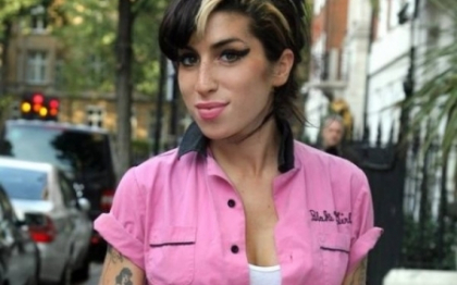 Blake Fielder-Civil: Eu am fost persoana care i-a oferit droguri puternice lui Amy Winehouse Blake Fielder-Civil: Eu am fost persoana care i-a oferit droguri puternice lui Amy Winehouse
