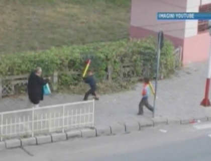 Cazul care a ingrozit Romania! Batran batut de cativa copii langa o biserica din Sibiu