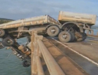Accident spectaculos in Brazilia! Un camion a ramas suspendat deasupra unui pod
