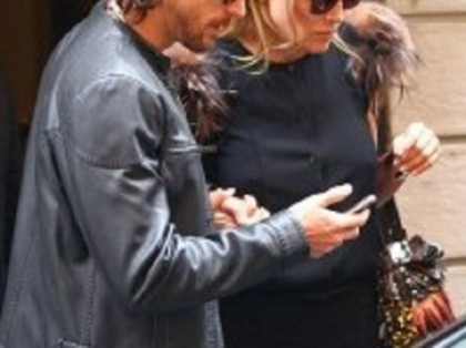 Sharon Stone a lesinat in timpul unei prezentari din cadrul "Saptamana Modei" de la Milano Sharon Stone a lesinat in timpul unei prezentari din cadrul "Saptamana Modei" de la Milano