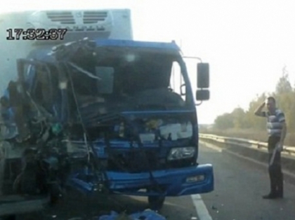 Moment incredibil: Cum supravietuieste un sofer de tir dupa ce este aruncat din cabina zdrobita. VIDEO