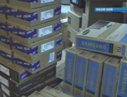 Computere, laptopuri si aparate foto in valoare de peste 1 milion de lei, capturate la vama! Computere, laptopuri si aparate foto in valoare de peste 1 milion de lei, capturate la vama!