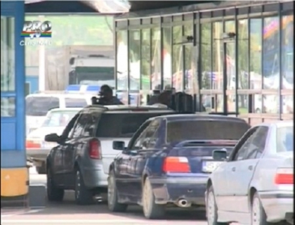 VIDEO. Nemultumiti de introducerea vinietei. Moldovenii de peste hotare cer micsorarea taxei VIDEO. Nemultumiti de introducerea vinietei. Moldovenii de peste hotare cer micsorarea taxei