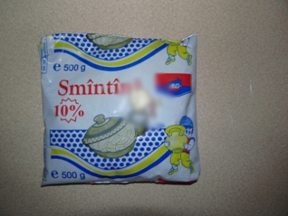 FOTO. A ramas stupefiata dupa ce a deschis un pachet cu smantana. Ce a gasit FOTO. A ramas stupefiata dupa ce a deschis un pachet cu smantana. Ce a gasit