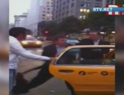Scene incredibile la New York. Doi barbati s-au batut pentru un taxi
