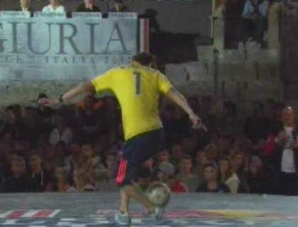 Jonglerii uluitoare si procedee impecabil executate! Show total ca mondialele de fotbal freestyle Jonglerii uluitoare si procedee impecabil executate! Show total ca mondialele de fotbal freestyle