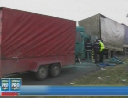 Grav accident in Romania! Un microbuz plin cu pasageri s-a izbit violent intr-un TIR! 4 morti