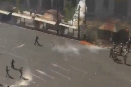 Luptele de strada continua la Atena! Zeci de magazine devastate! Autoritatile anunta pagube imense