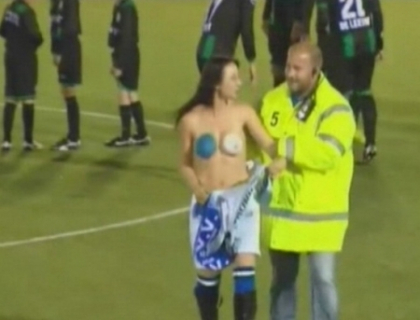 Intreg stadionul nu a putut sa isi creada ochilor! O fana din Olanda a intrat pe teren topless