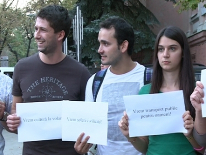 "Vrem soferi civilizati". Zeci de tineri au cerut in fata Primariei scoaterea microbuzelor de pe rute