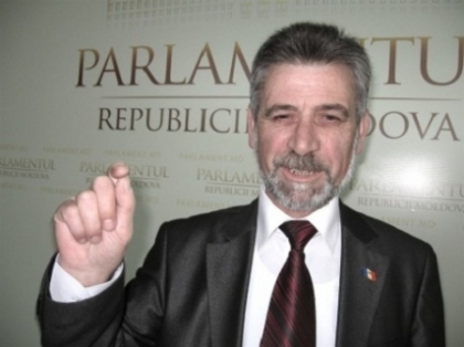 Deliu a scris o poezie pentru PCRM si a recitat-o in plenul Parlamentului. Reactia deputatilor Deliu a scris o poezie pentru PCRM si a recitat-o in plenul Parlamentului. Reactia deputatilor
