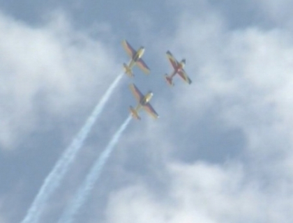 Inca nu ai decis ce sa faci maine? Aeroportul promite un show de zile mari! Iata cateva acrobatii