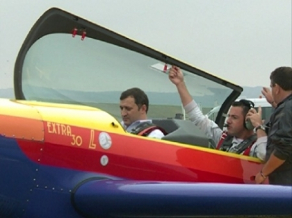 VIDEO. Filat dupa zborul cu avionul de acrobatie: Prefer sa merg cu picioarele pe pamant VIDEO. Filat dupa zborul cu avionul de acrobatie: Prefer sa merg cu picioarele pe pamant