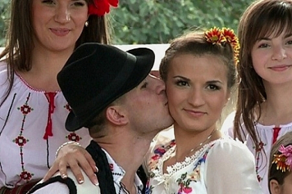 Logodna in stil moldovenesc. A venit cu trasura si in costum popular sa o ceara de nevasta