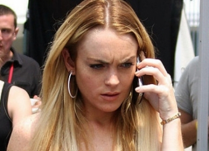 Linsday Lohan s-a batut cu un barbat, consilierul unui parlamentar, intr-o camera de hotel Linsday Lohan s-a batut cu un barbat, consilierul unui parlamentar, intr-o camera de hotel