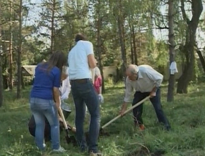 Au plantat copaci si flori la Azilul de Batrani in cadrul actiunii Gradina Solidaritatii!