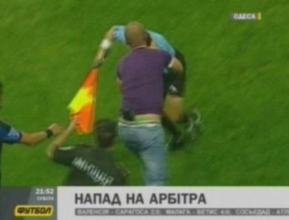 Scene de cosmar in Ucraina! Un arbitru de linie este strans de gat de un suporter agresiv Scene de cosmar in Ucraina! Un arbitru de linie este strans de gat de un suporter agresiv