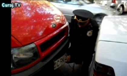 Cum s-a razbunat o tanara din capitala pe soferii care parcheaza in locuri interzise. VIDEO Cum s-a razbunat o tanara din capitala pe soferii care parcheaza in locuri interzise. VIDEO