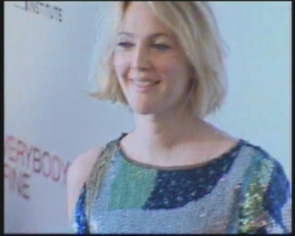 Drew Barrymore a devenit mamica pentru prima data la varsta de 37 de ani Drew Barrymore a devenit mamica pentru prima data la varsta de 37 de ani