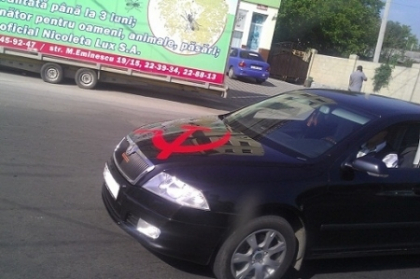 Au fost interzise, dar acum le vedem pana si in trafic. Si-a impodobit capota cu \'secera si ciocanul\' Au fost interzise, dar acum le vedem pana si in trafic. Si-a impodobit capota cu \'secera si ciocanul\'