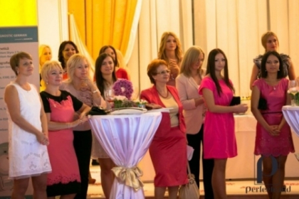 Rochii de cocktail cu imprimeuri florale si geometrice! Tinutele invitatelor la Petrecerea Roz