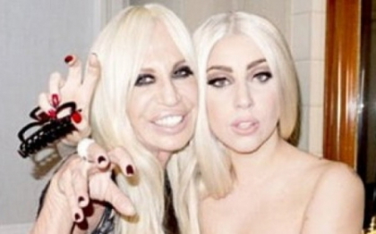 A vrut sa-si acopere sanul, dar i-a scapat ceva. Fotografia cu Lady Gaga a devenit viral pe net