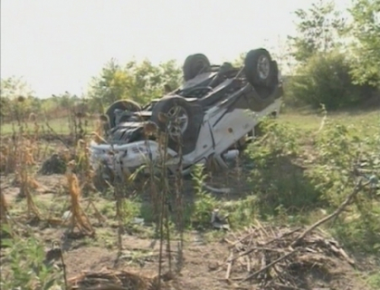 ACCIDENT CUMPLIT la Tohatin! O masina de teren s-a rasturnat dupa ce a lovit doua automobile