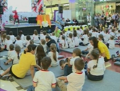 Zeci de copii din Moldova au participat la doborarea unui record mondial! Vezi ce aveau de facut Zeci de copii din Moldova au participat la doborarea unui record mondial! Vezi ce aveau de facut